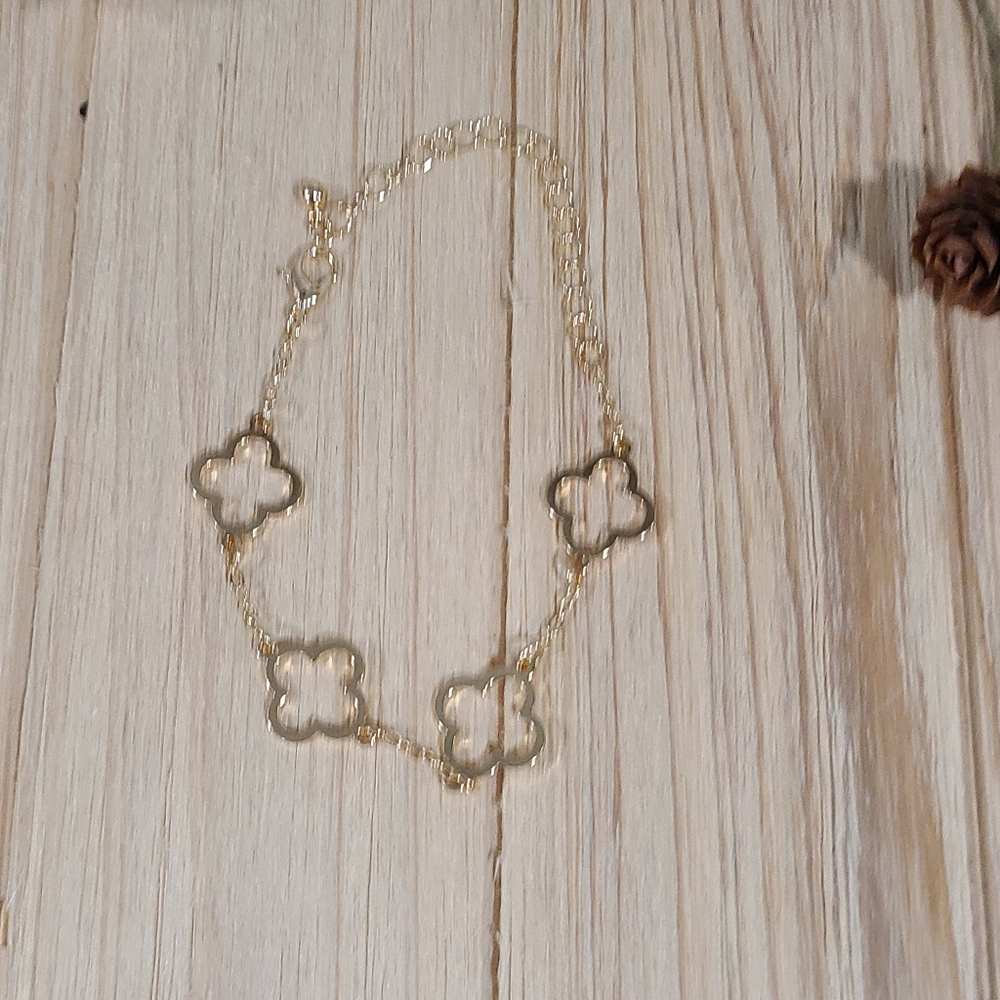 🍀🍀NEW🍀🍀BEAUTIFUL!! HOLLOW CLOVER Bracelet in GOLD Plating - Picture 8 of 15